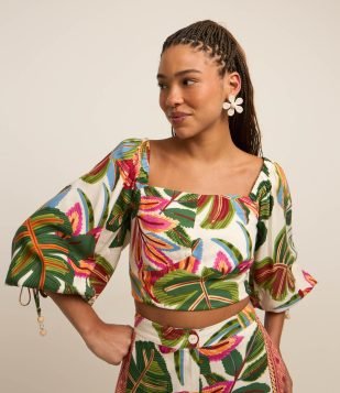 Blusa Cropped em Viscose com Lastex e Estampa Tropical Multicores