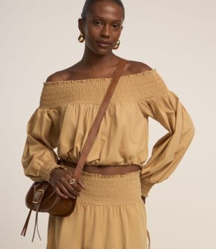 Blusa em Tricoline Ombro a Ombro com Lastex no Decote Caramelo