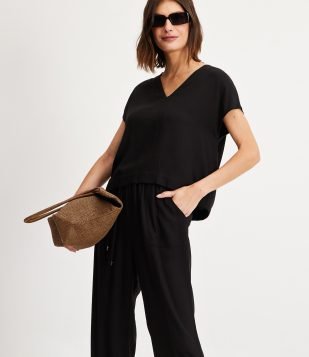 Blusa em Viscose com Decote V Preto