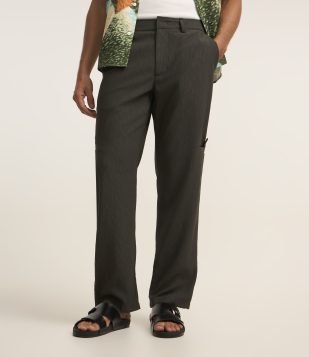 Calça Reta Cargo com Textura e Detalhe Lateral Marrom