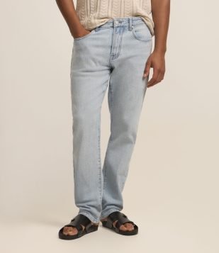 Calça Reta em Jeans Denim com Puídos nos Bolsos e Lavagem Jeans Claro