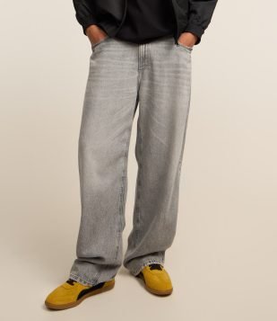 Calça Super Baggy em Jeans com Lavagem Dirty e Cinto Faixa Cinza