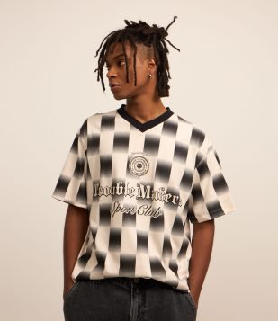 Camiseta Boxy Sportcore em Malhão com Estampa Quadriculada e Lettering Preto-Branco