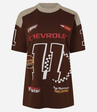 Camiseta Oversized com Recorte Contrastante e Estampa Chevrolet Marrom