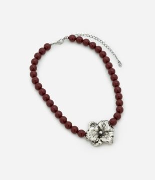 Colar Curto em Resina com Pingente Floral Vinho-Prata