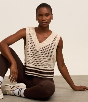 Colete Esportivo com Textura Furadinha em Tricô e Barra Listrada Off White