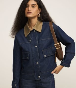 Jaqueta Trucker em Jeans com Gola Contrastante Azul