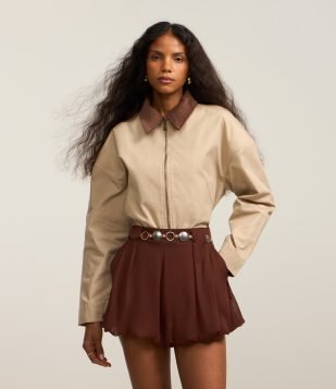 Jaqueta Trucker em Sarja com Gola Contrastante e Bolsos Bege