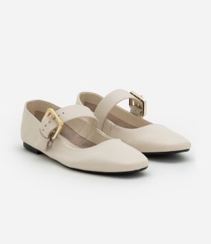 Sapatilha em Couro com Tira Central e Maxi Fivela Metalizada em Plástico Off White