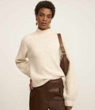 Suéter Regular em Tricô com Gola Alta e Ponto Trabalhado Bege