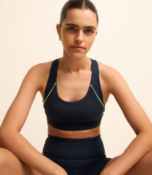 Top Esportivo com Bojo e Detalhes de Nervuras Azul Marinho