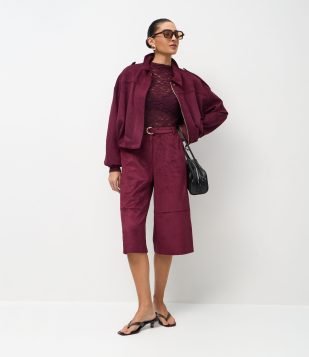 Bermuda Alongada em Suede com Cinto Faixa Vinho