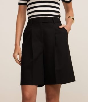 Bermuda Reta Alfaiataria com Bolsos e Pregas Preto