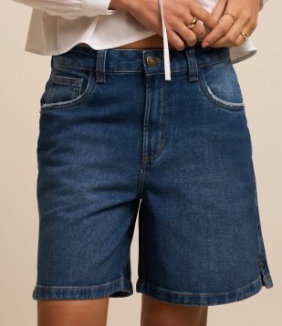 Bermuda em Jeans Denim com Cintura Média e Detalhe na Barra Azul