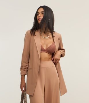 Blazer Alfaiataria Alongado em Crepe com Franzidos nos Punhos Marrom Leve