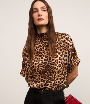 Blusa em Crepe com Gola Alta e Estampa Onça Marrom