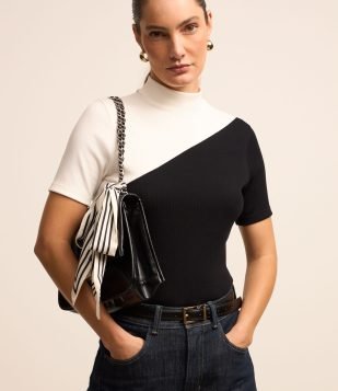 Blusa em Ribana com Recorte Bloco de Cor Diagonal Preto-Branco