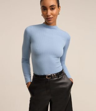 Blusa em Tecido Texturizado com Golinha Alta Azul
