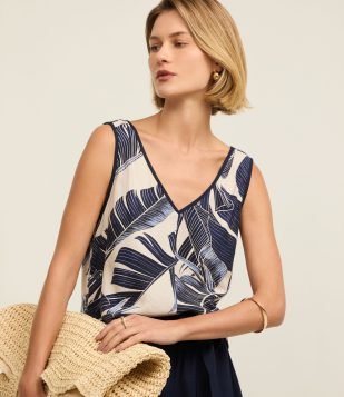 Blusa em Viscolinho com Decote V e Estampa Folhagem Azul-Branco