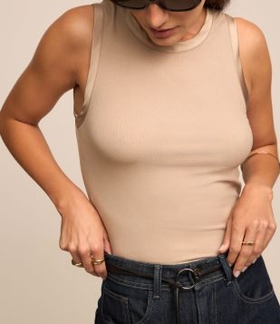 Blusa em Viscose com Cava Acetinada Bege