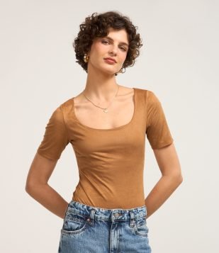 Body em Suede com Decote Redondo Marrom