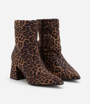 Bota Cano Baixo e Bico Fino Animal Print Onça