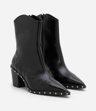 Bota Western em PU com Bico Fino e Tachinhas Aplicadas Preto