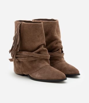 Bota em Camurça com Dobra e Franjas Marrom