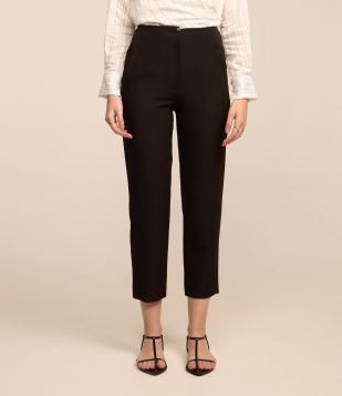 Calça Cenoura Alfaiatada com Botão Decorado no Cós Preto