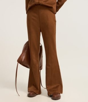 Calça Flare em Fake Suede com Pesponto Frontal Marrom