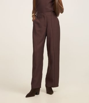 Calça Pantalona com Frisos Frontais e Bolsos Marrom