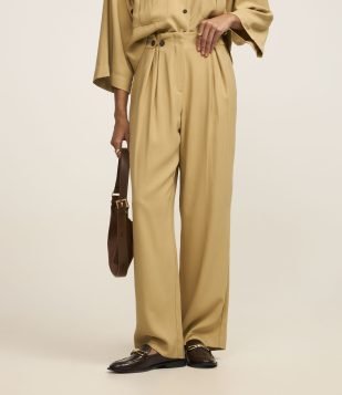 Calça Reta Cintura Alta em Viscose com Cós Clochard e Botões Bege