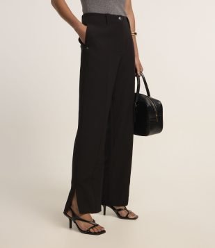 Calça Reta em Alfaiataria com Detalhe de Fenda Preto