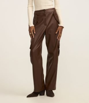 Calça Reta em PU com Bolsos Cargo Marrom