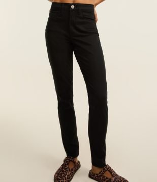 Calça Skinny Básica em Sarja com Cintura Média e Bolsos Preto 2