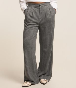 Calça Wide Leg em Moletom com Listras de Riscas de Giz Cinza