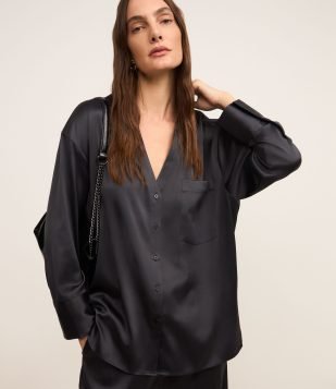 Camisa Oversized Acetinada com Caimento Leve Preto
