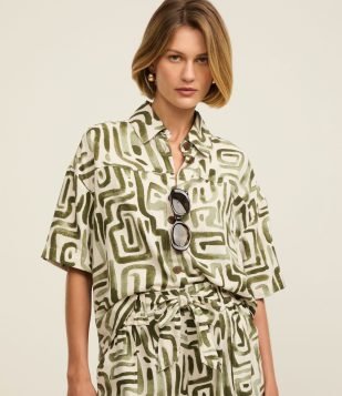 Camisa em Viscolinho com Estampa Geométrica Verde-Off White