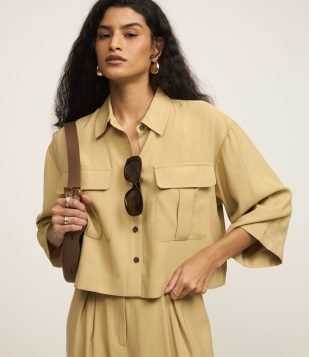 Camisa em Viscose com Botões e Bolsos Frontais Bege