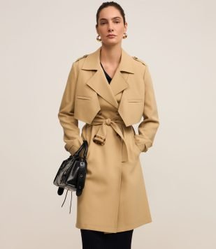 Casaco Trench Coat Gabardine com Botões Frontais e Cinto Bege