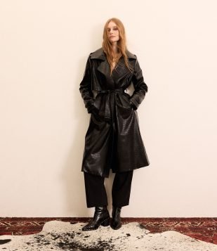 Casaco Trench Coat em PU com Textura Croco e Cinto Preto