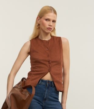 Colete em Suede com Abertura na Barra Marrom