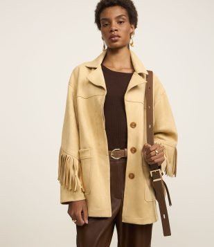 Jaqueta Fake Sued com Bolsos Frontais e Franjas nas Mangas e nas Costas Bege