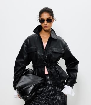 Jaqueta PU Balloon com Cinto e Gola Polo Preto