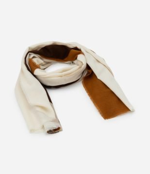 Lenço em Flanela com Bloco de Cor e Franjas Marrom-Branco