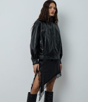 Saia Curta em Cetim com Barra Assimétrica e Detalhes em Renda Preto