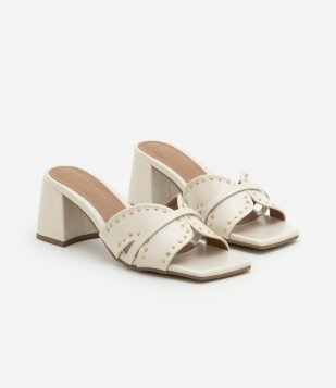 Sandália Mule em PU com Tiras em H e Aplicação de Tachinhas Off White