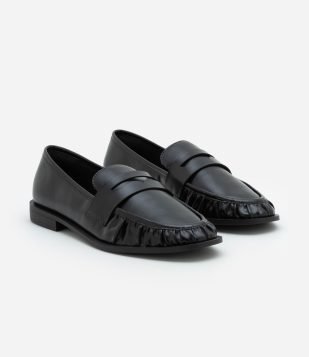 Sapato Loafer com Tira Frontal e Preguinhas no Bico Preto