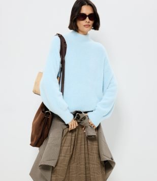 Suéter em Poliamida Peluciada com Gola Alta Azul Claro