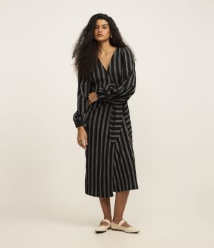 Vestido Midi com Manga Bufante Estampa Listrada e Amarração na Cintura Preto